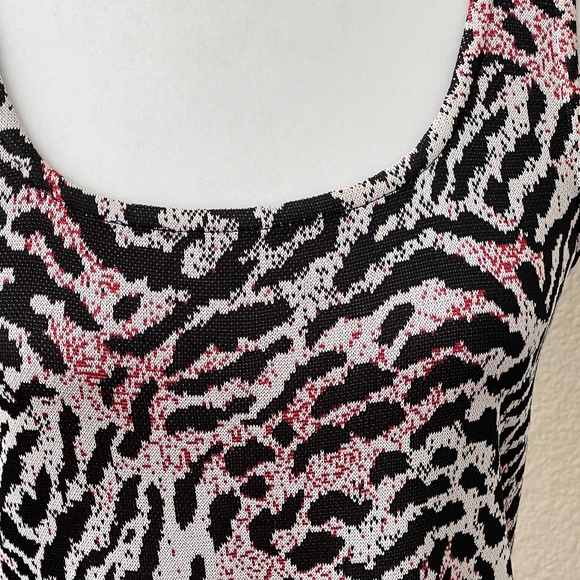 💖HOST PICK💖 St. John Sleeveless Knit Black, White, Pink Animal Print Top - Picture 2 of 5